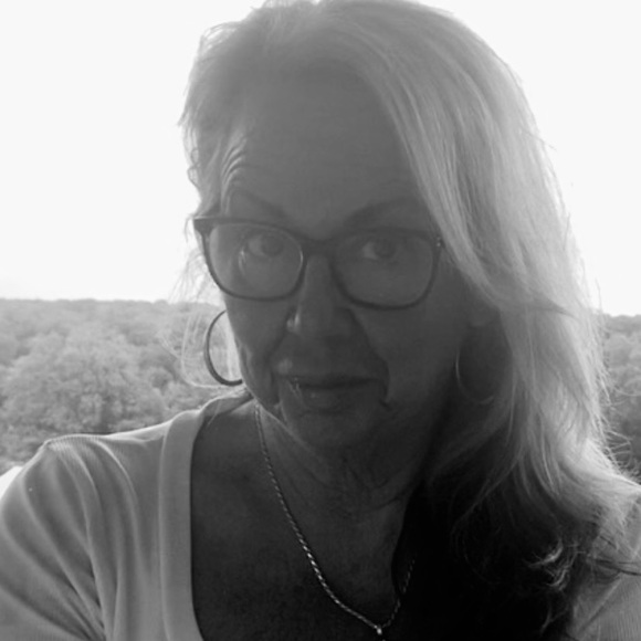 Meet your Posher, Kay - Picture 1 of 3